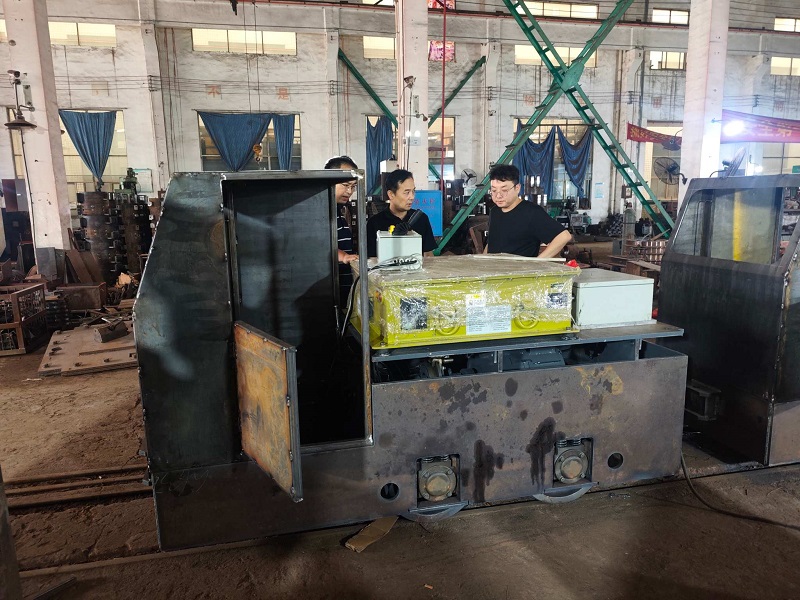 越南客户参观矿用电机车生产厂家 3.jpg