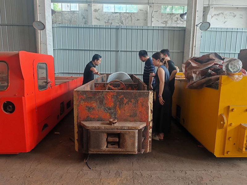 越南客户参观矿用电机车生产厂家 2.jpg